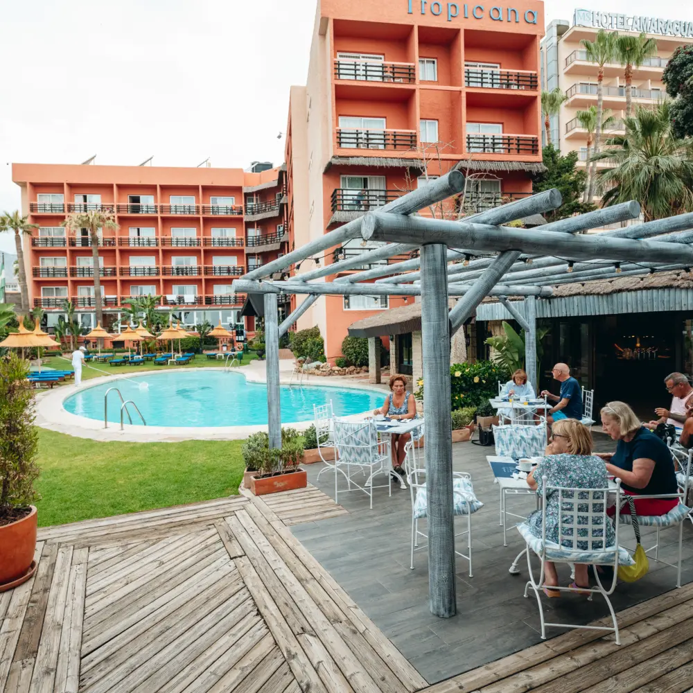 La vue extérieure sur bâtiment, piscine et restaurant d'un hôte de la Costa del Sol