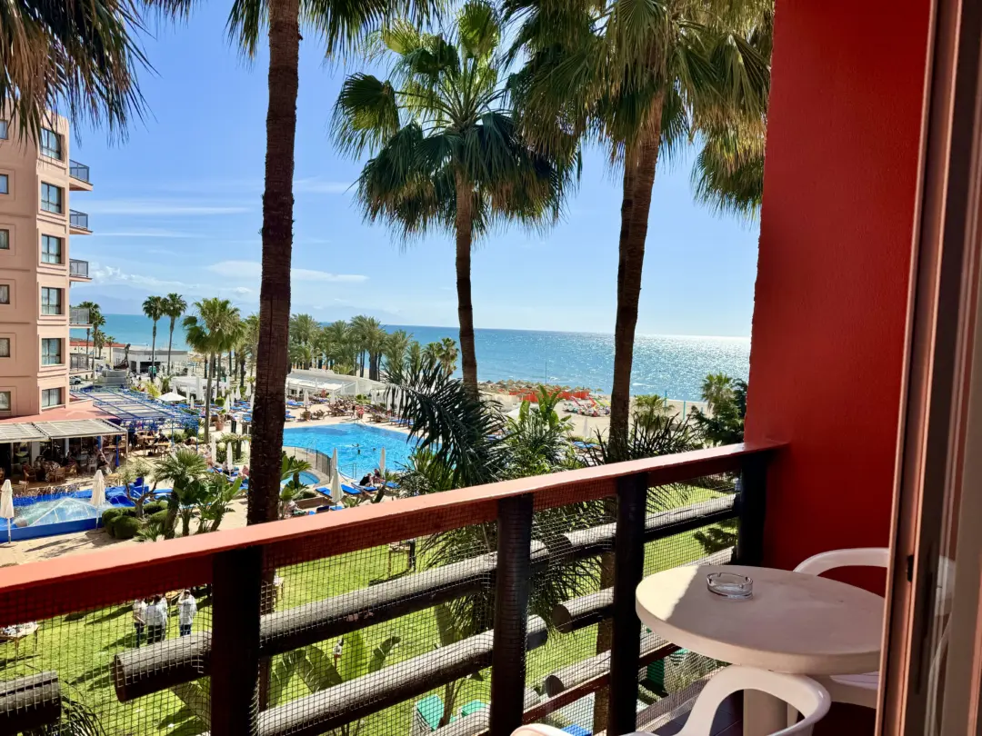 La balcon avec la vue mer latérale d'une chambre d'un hôtel de la Costa del Sol
