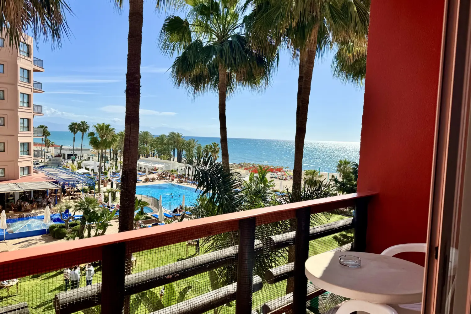 La balcon avec la vue mer latérale d'une chambre d'un hôtel de la Costa del Sol