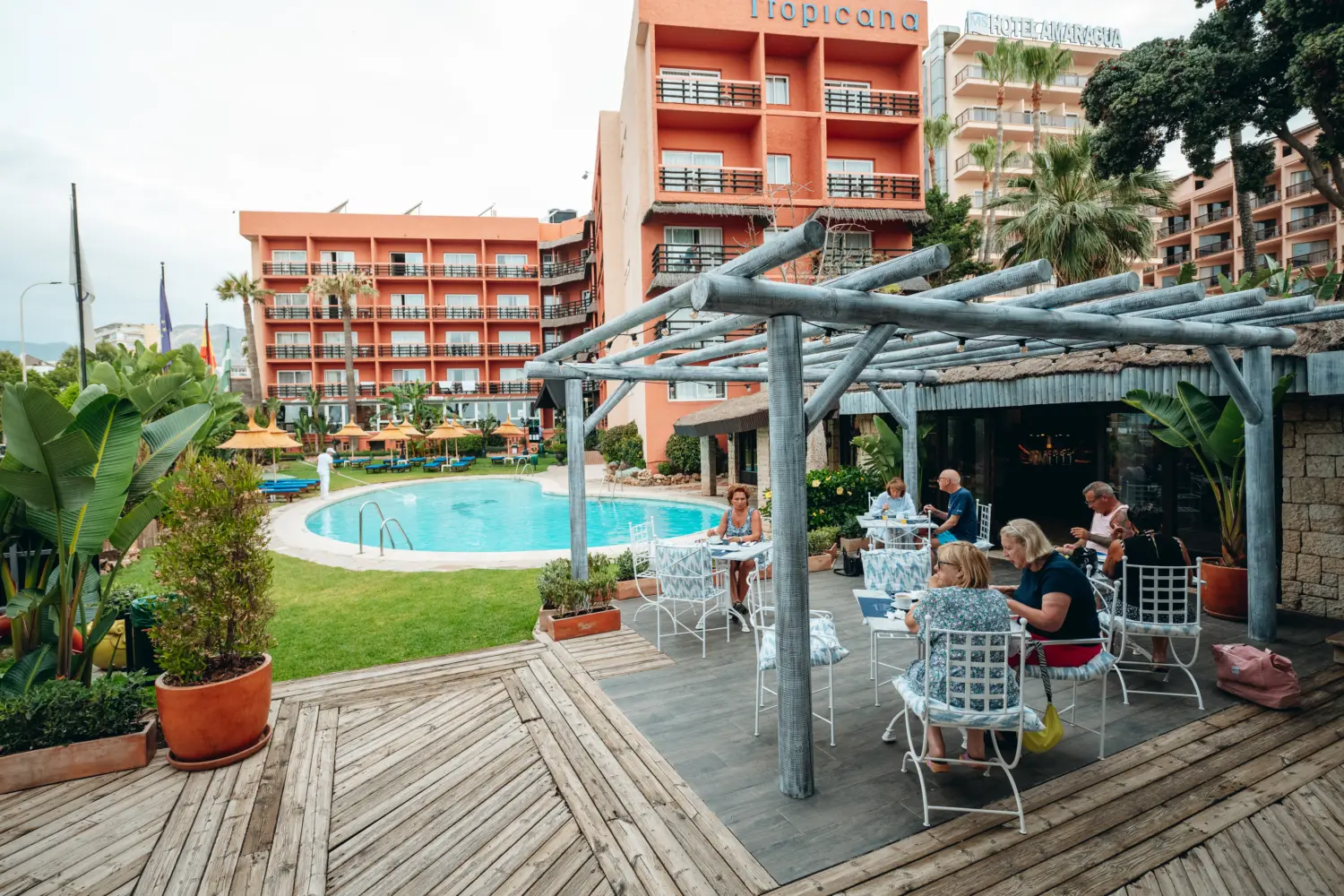 La vue extérieure sur bâtiment, piscine et restaurant d'un hôte de la Costa del Sol