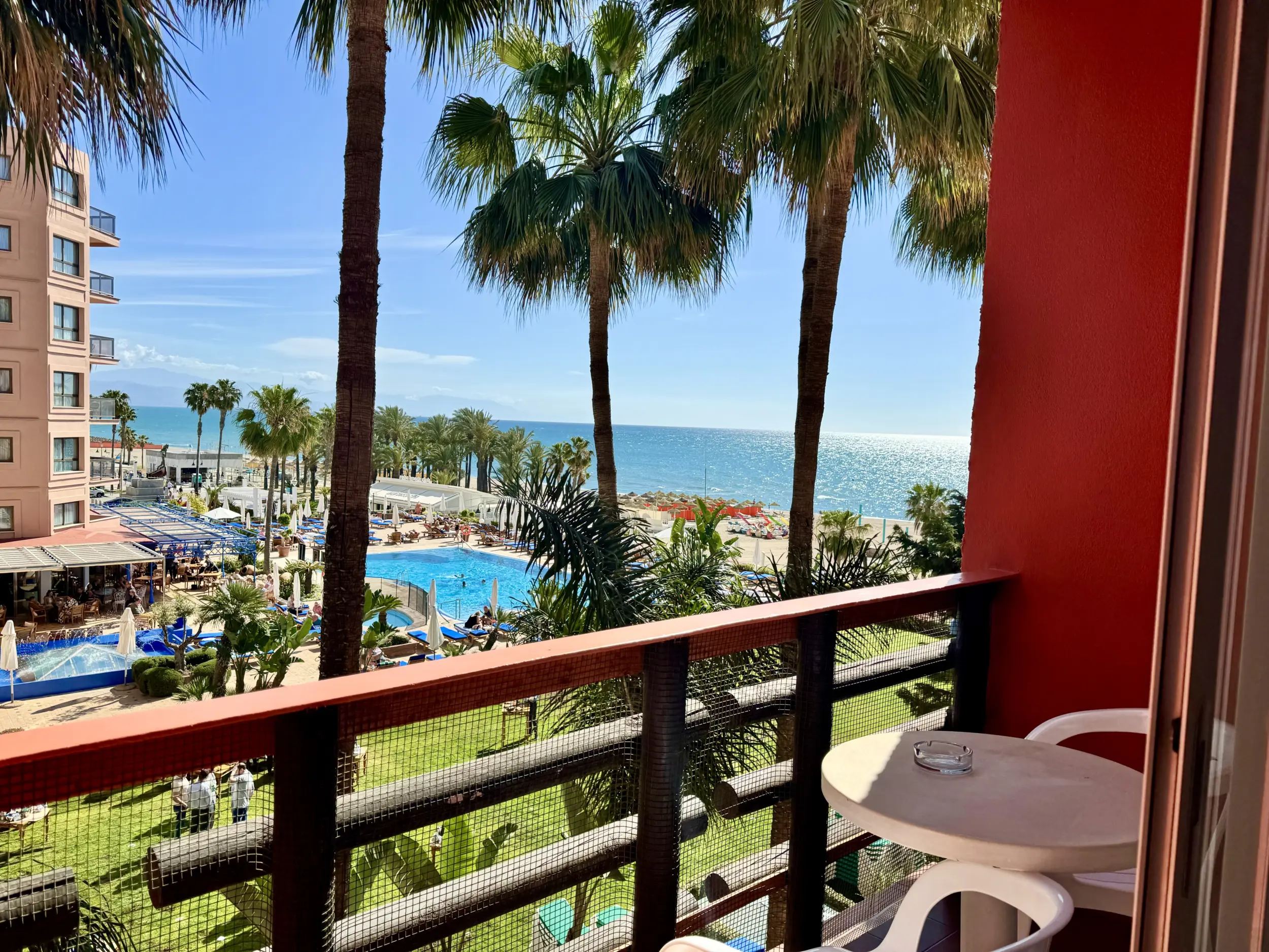 La balcon avec la vue mer latérale d'une chambre d'un hôtel de la Costa del Sol
