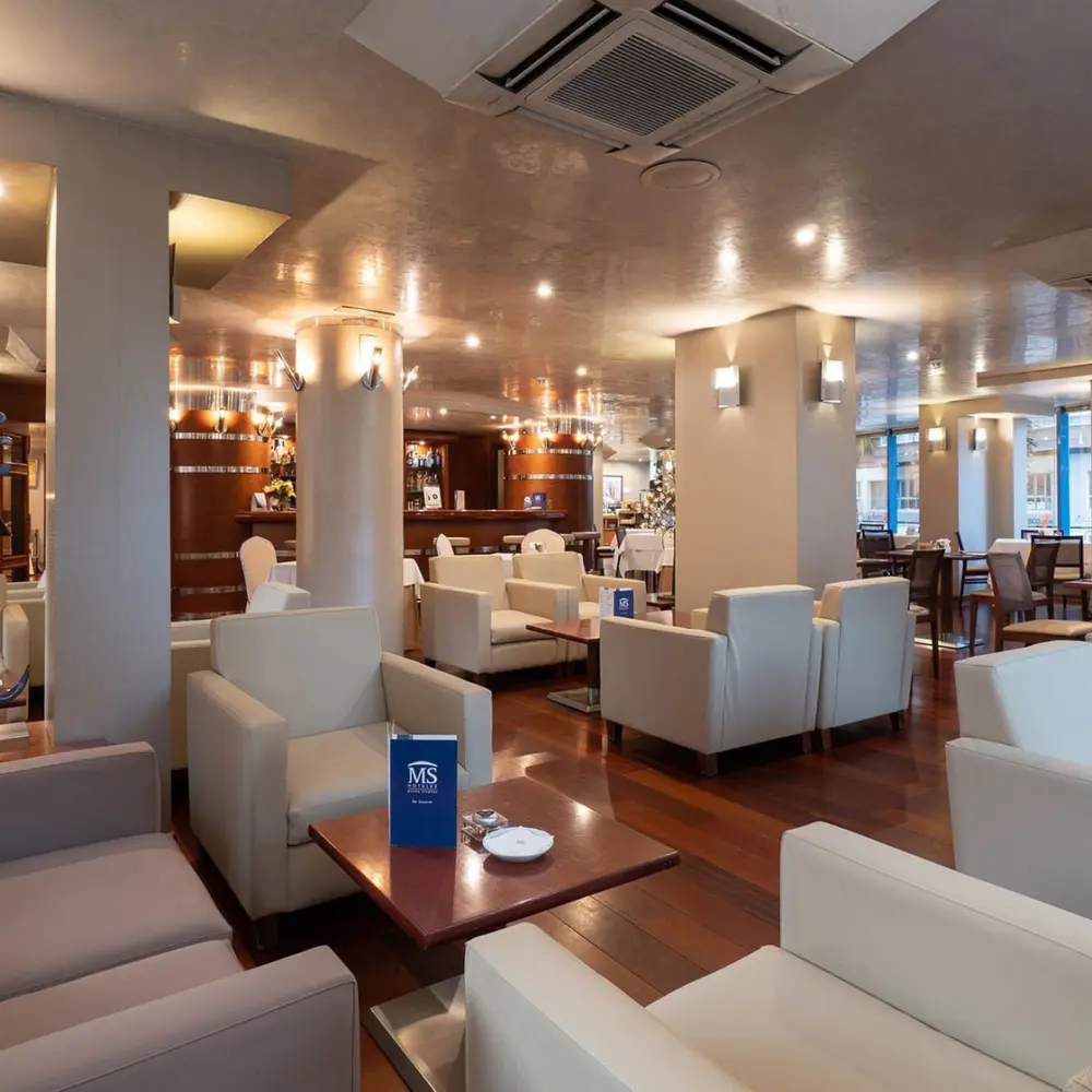 Le hall de l'hôtel MS Maestranza Malaga Centro avec son bar situé au fond