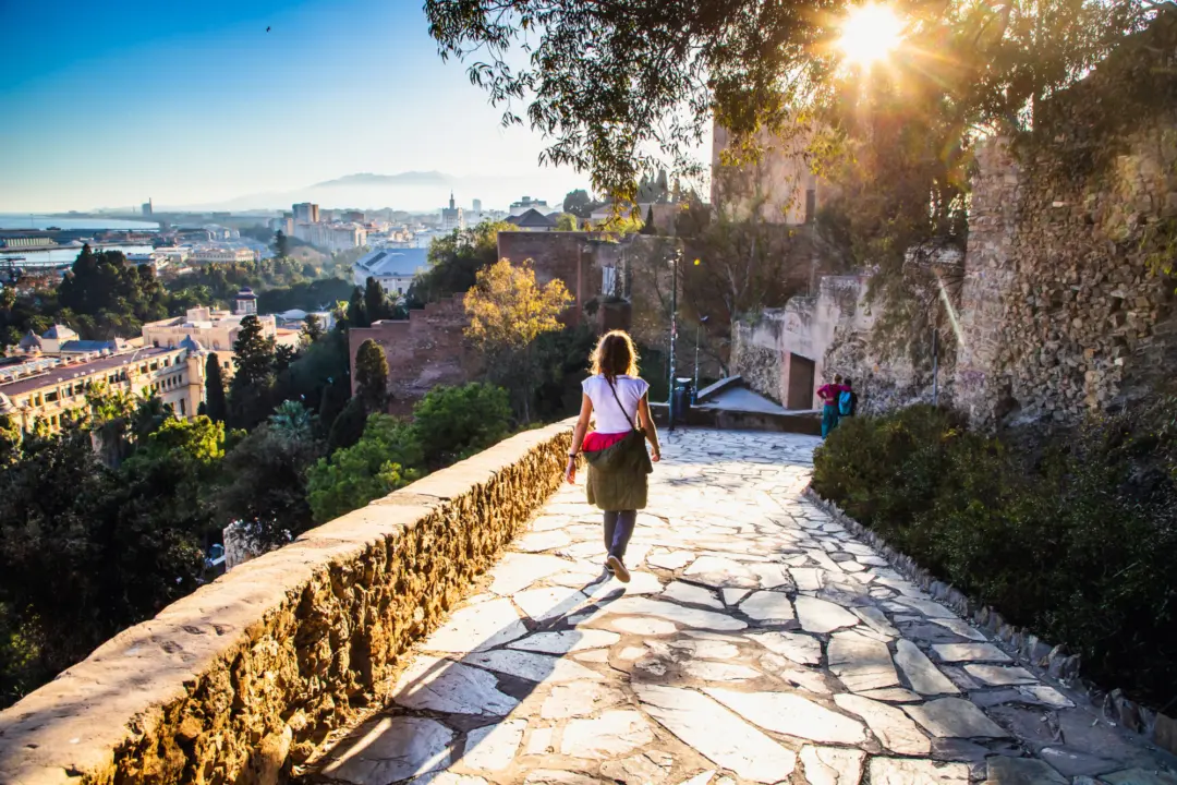 Vue sur le chemin menant sur le mont Gibralfaro offrant une vue panoramique sur la ville de Malaga en Espagne