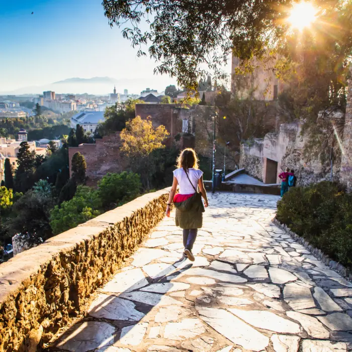 Vue sur le chemin menant sur le mont Gibralfaro offrant une vue panoramique sur la ville de Malaga en Espagne