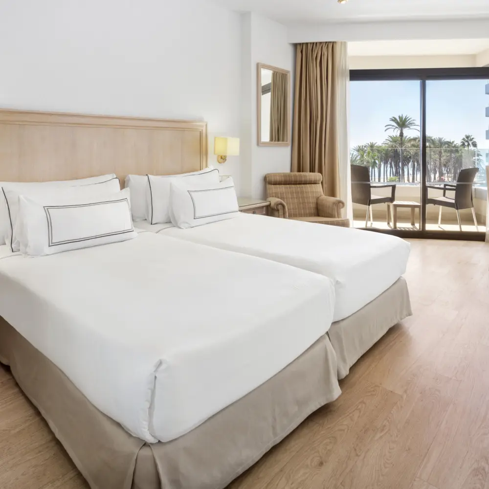 Une chambre avec balcon vue sur la mer à l'hôtel Meliá Costa del Sol à Torremolinos
