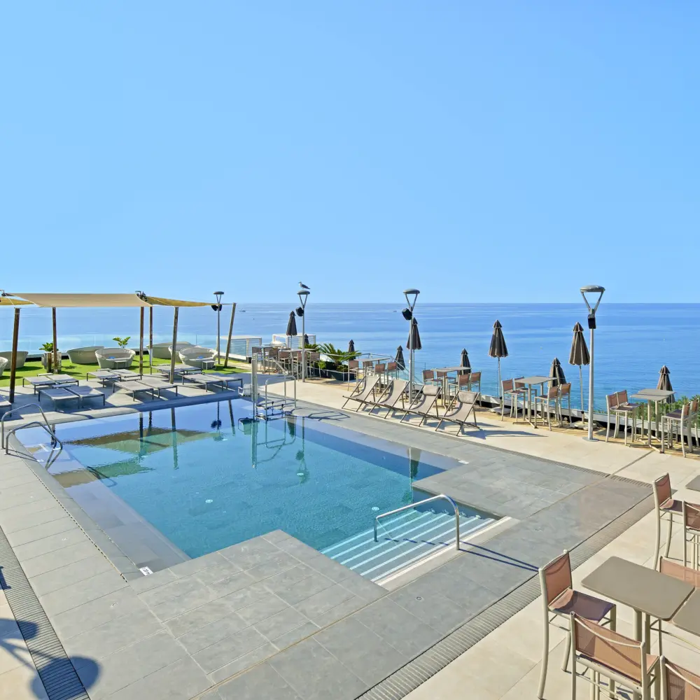 Une piscine sur un toit offrant une vue panoramique sur la mer Méditerranée à  l'hôtel Meliá Costa del Sol à Torremolinos