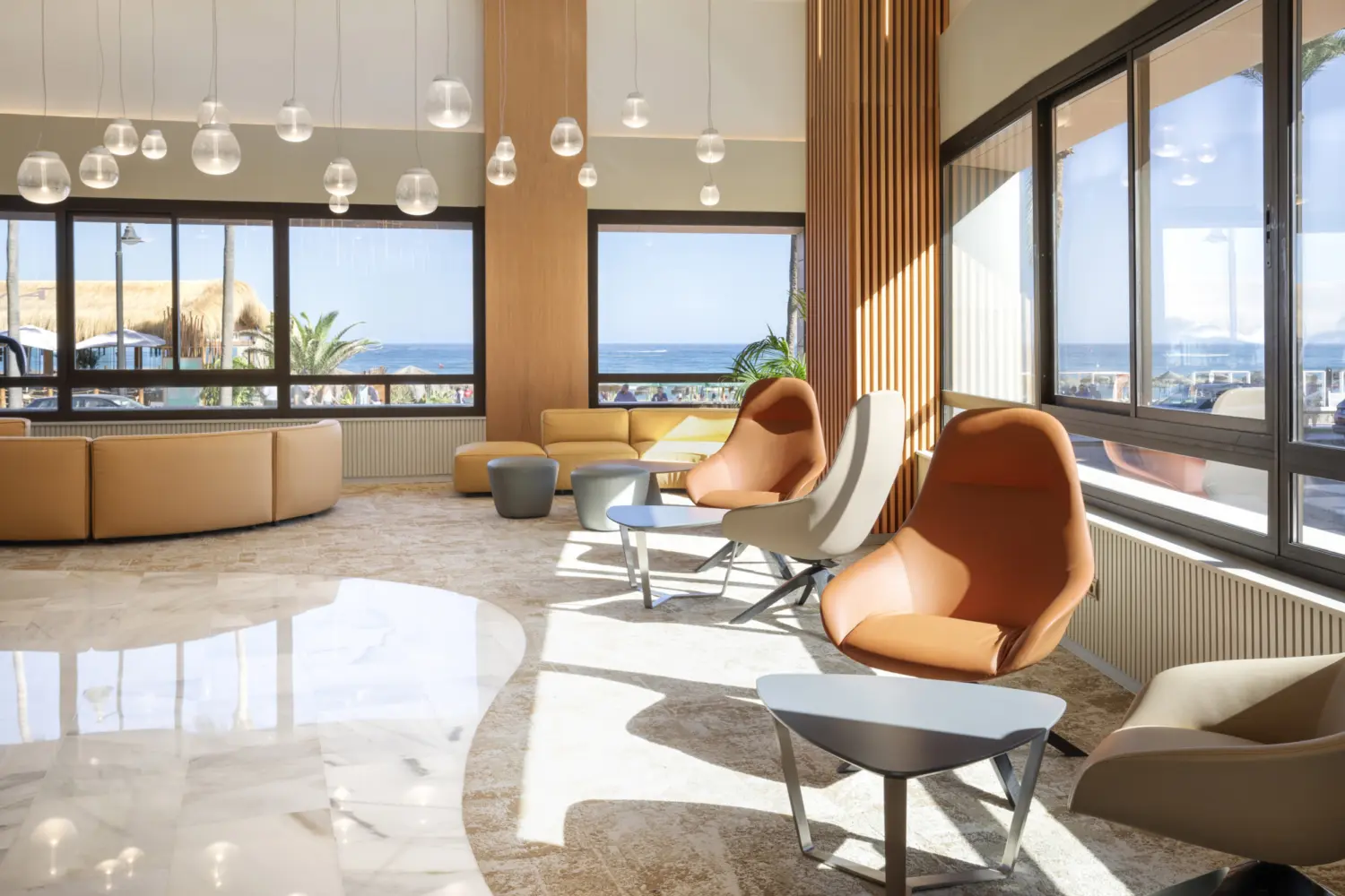 Un lobby lumineux d'un hôtel sur la Costa del Sol