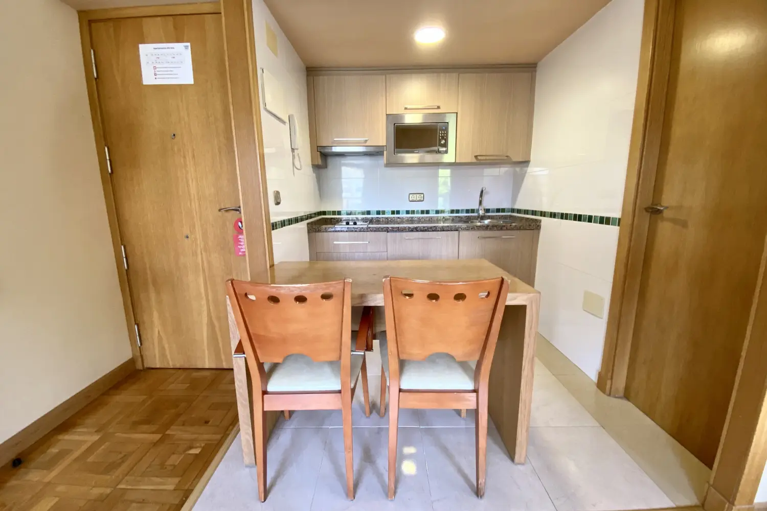 Une cuisinette dans un studio d'un hôtel de la Costa del Sol