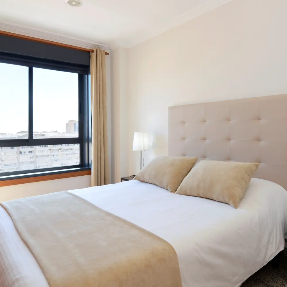 Une chambre avec vue sur la ville de l'hôtel Nuria Sol à Fuengirola