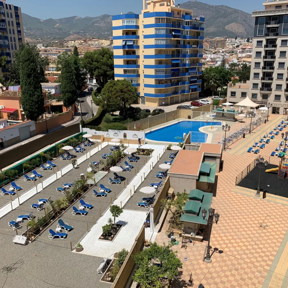 Vue aérienne sur une piscine et la ville de Fuengirola depuis l'hôtel Nuria Sol