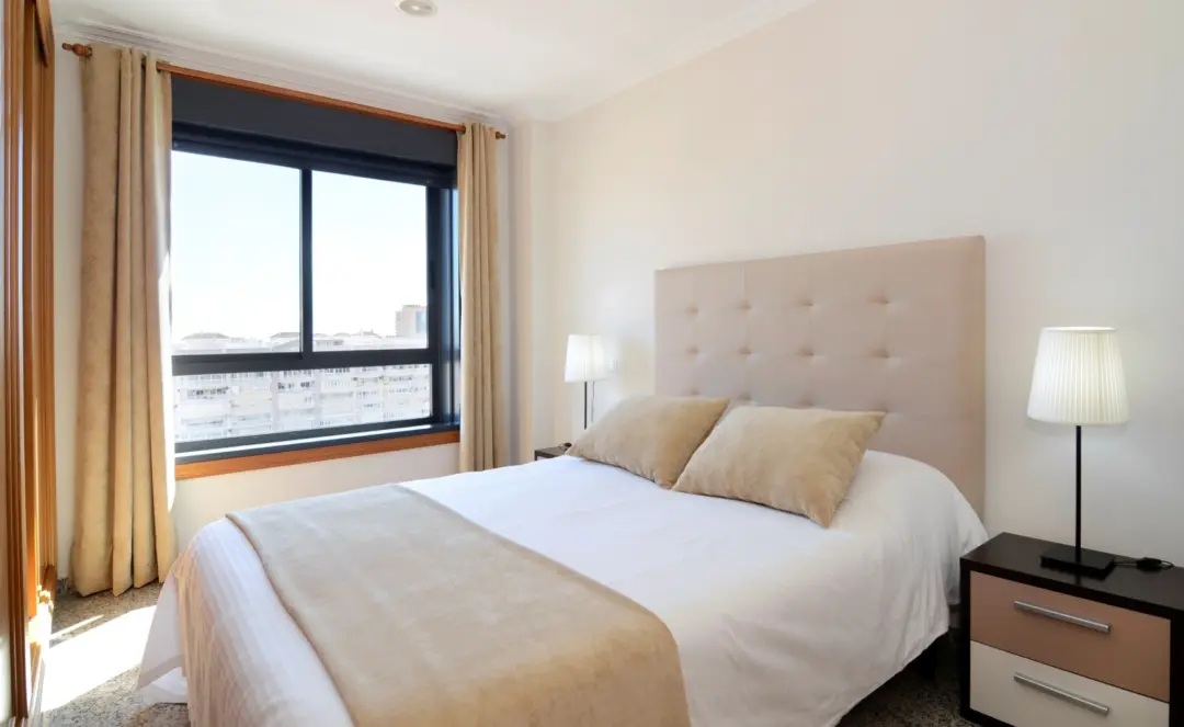Une chambre avec vue sur la ville de l'hôtel Nuria Sol à Fuengirola