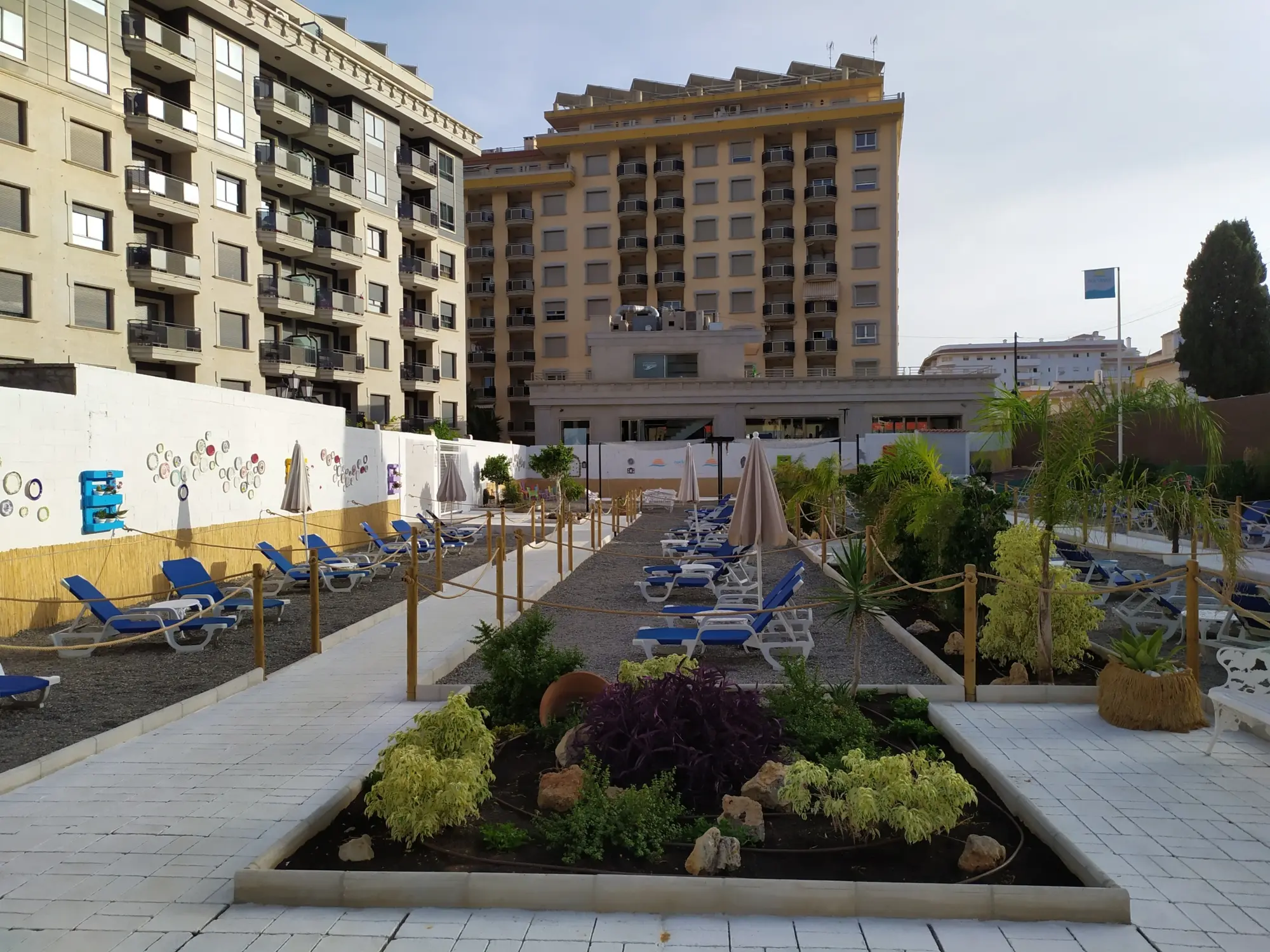 Une terrasse avec chaises longues à l'hôtel Nuria Sol à Fuengirola