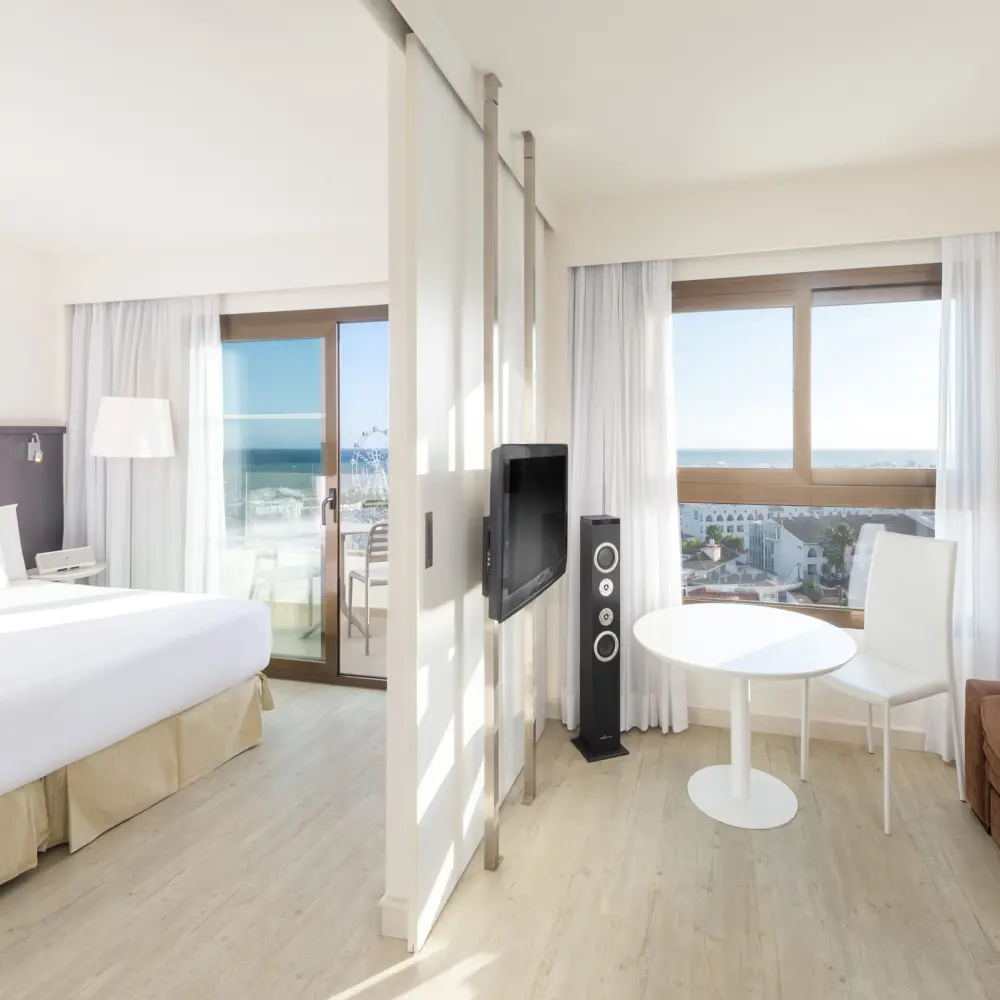 Une suite de l'hôtel Ocean House Costa del Sol à Torremolinos avec chambre et petit salon