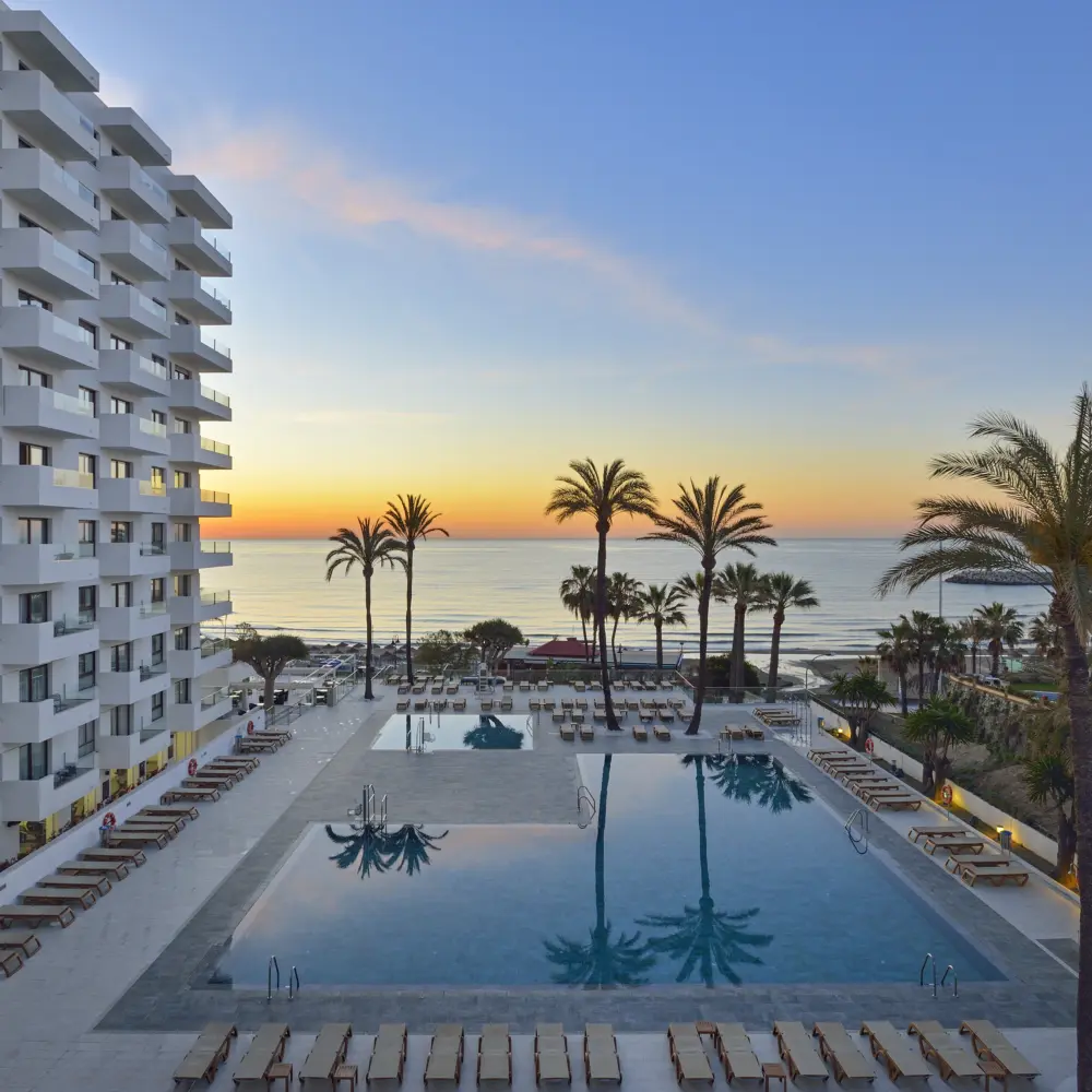 Coucher de soleil sur la mer Méditerranée et la piscine de l'hôtel Ocean House Costa del Sol à Torremolinos