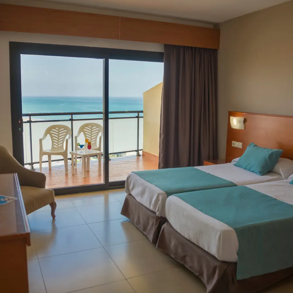 Une chambre avec terrasse avec vue sur la mer
