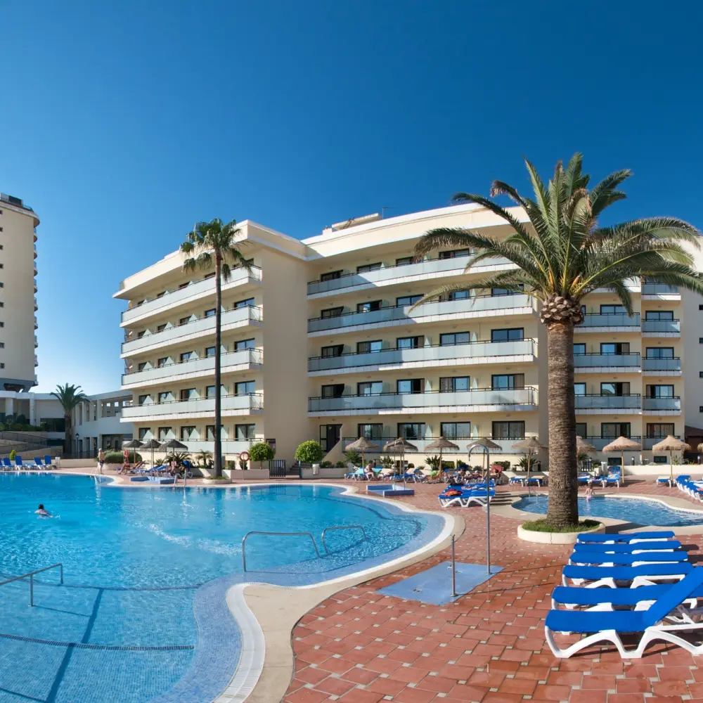 Vue panoramique sur une piscine et de l'hôtel Puente Real à Torremolinos en Espagne