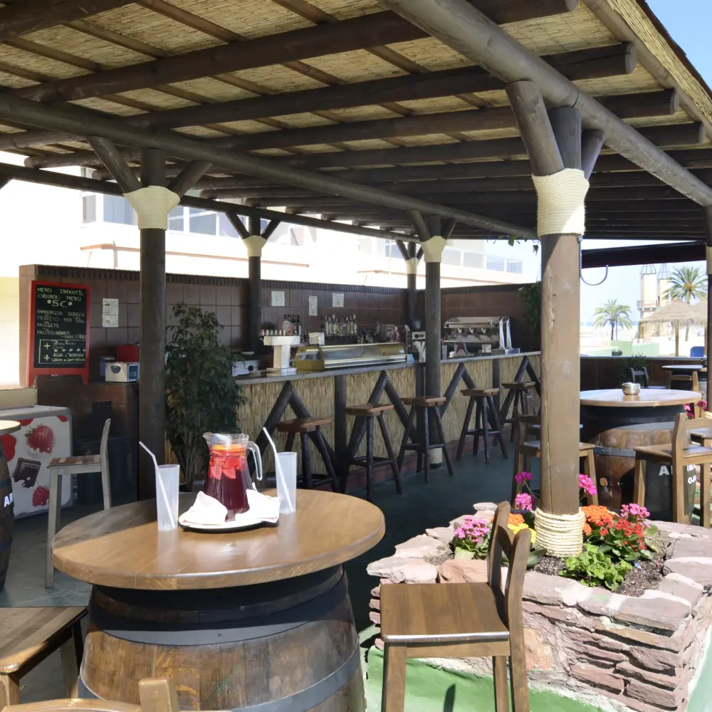 Un bar extérieur avec un pichet de sangria à l'hôtel Pyr Fuengirola à Fuengirola