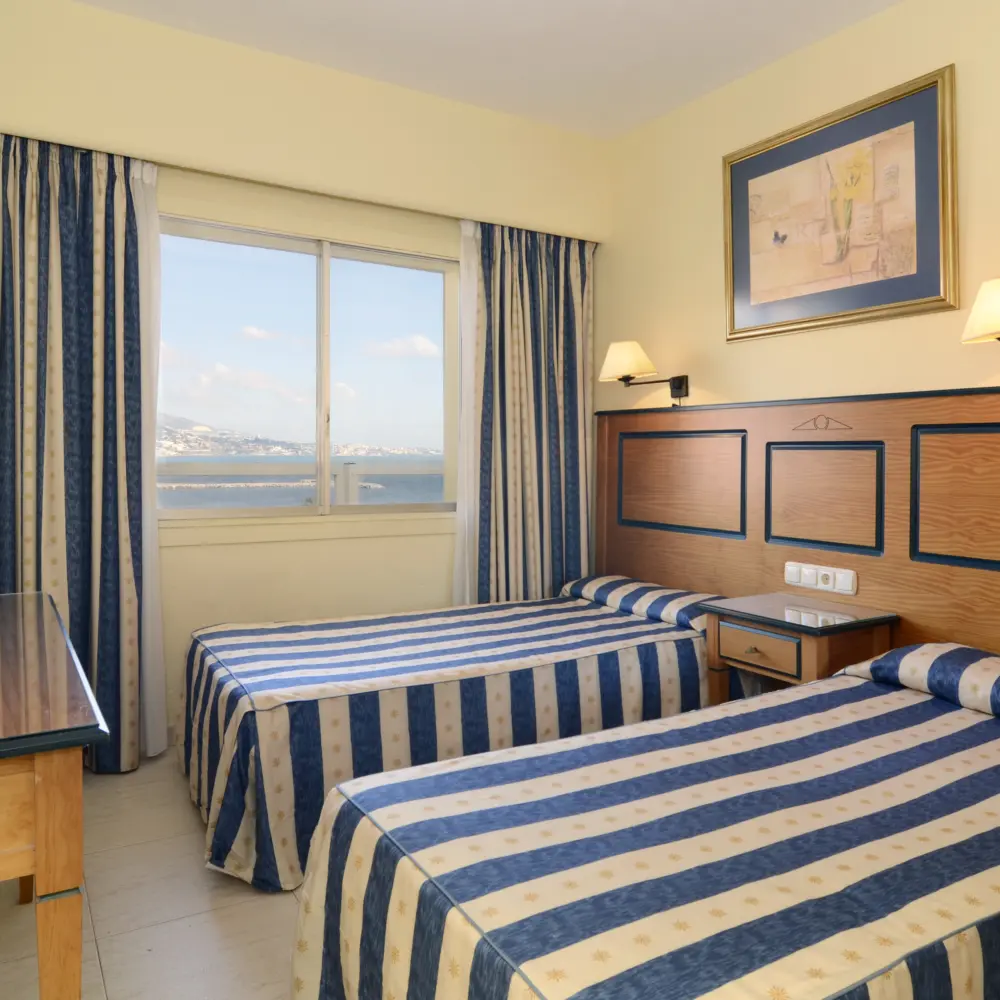 Une chambre avec lits simples et vue sur la mer de l'hôtel Pyr Fuengirola à Fuengirola
