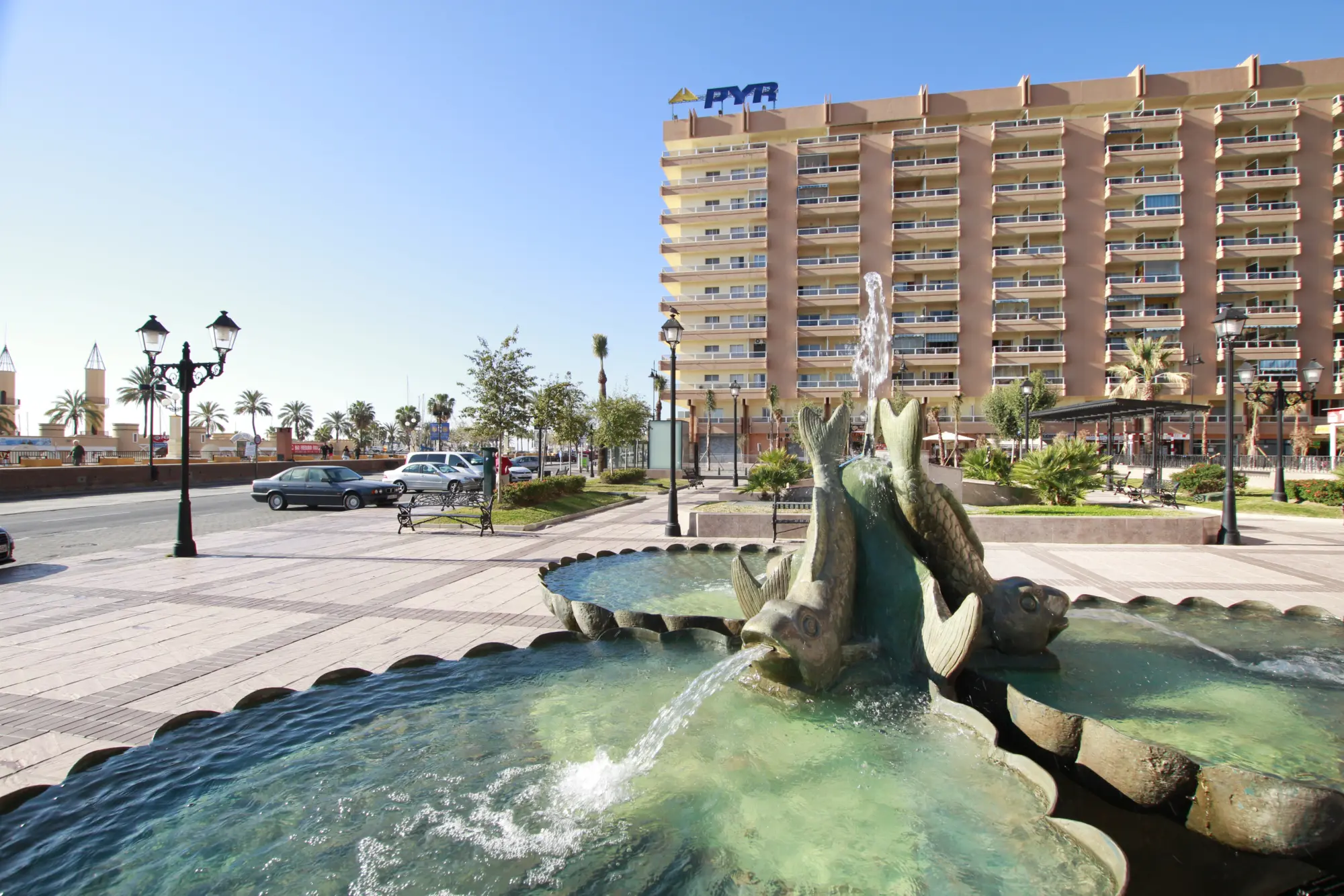 Une fontaine avec en arrière-plan l'hôtel Pyr Fuengirola à Fuengirola
