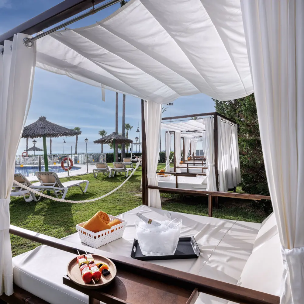Un lit avec champagne au bord de la piscine de l'hôtel Sol Principe à Torremolinos en Espagne