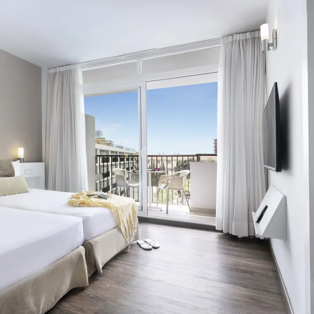 Une chambre avec deux lits et balcon à l'hôtel Sol Principe à Torremolinos en Espagne