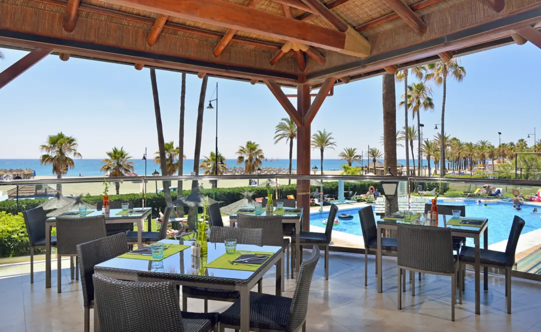 Une terrasse d'un restaurant offrant une vue sur la plage en face de l'hôtel Sol Principe à Torremolinos