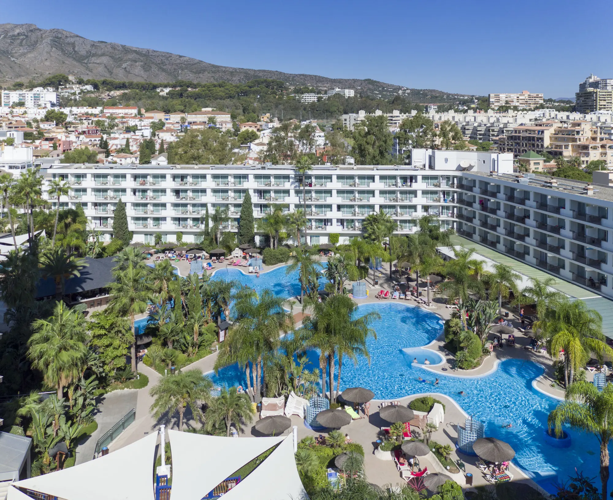 Vue aérienne sur l'hôtel Sol Principe et ses piscines à Torremolinos en  Espagne
