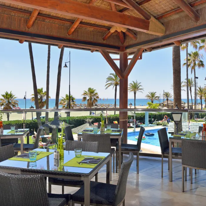 Une terrasse d'un restaurant offrant une vue sur la plage en face de l'hôtel Sol Principe à Torremolinos
