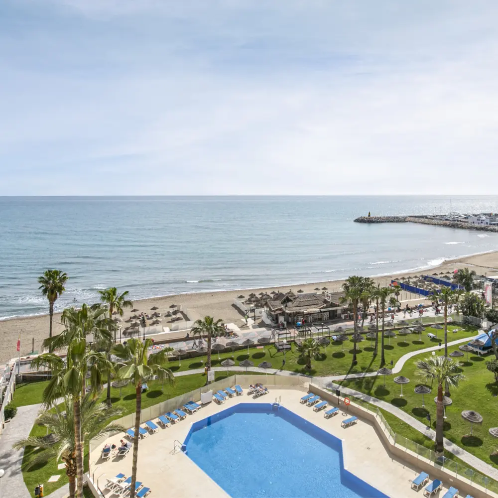 Vue sur la piscine de l'hôtel Sol Puerto Marina et la plage de Torremolinos en Espagne