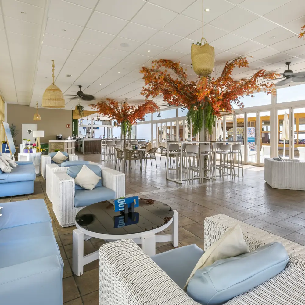 Le bar avec tables et sofa de l'hôtel Sol Puerto Marina à Torremolinos sur la Costa del Sol