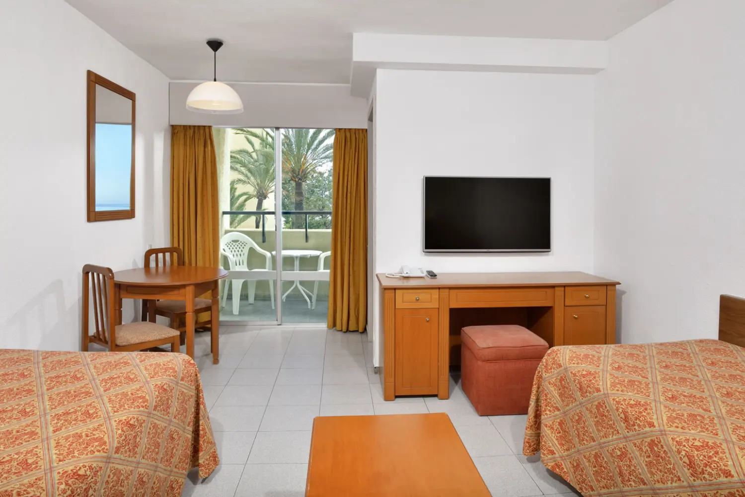Une chambre avec deux lits simples et balcon à l'hôtel Sol Puerto Marina à Torremolinos sur la Costa del Sol