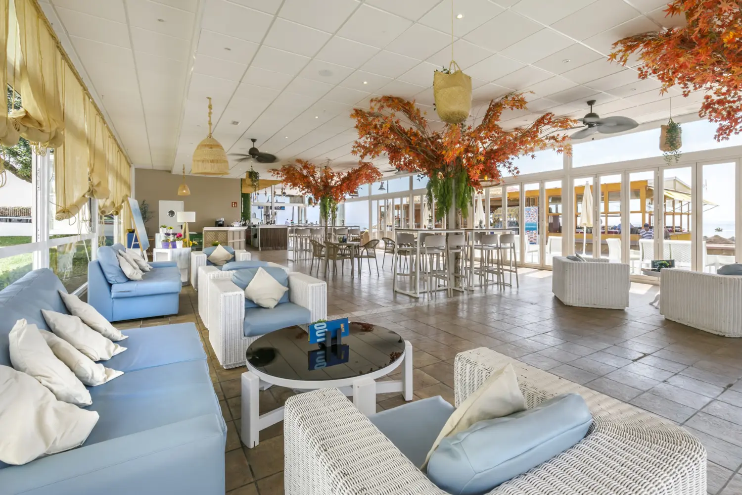 Le bar avec tables et sofa de l'hôtel Sol Puerto Marina à Torremolinos sur la Costa del Sol