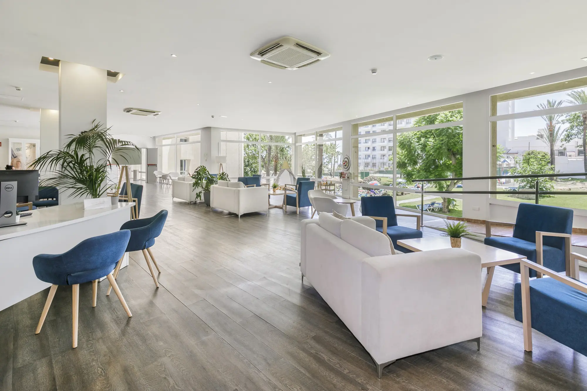 Un hall d'entrée au décor épuré, de l'hôtel Sol Puerto Marina à Torremolinos sur la Costa del Sol