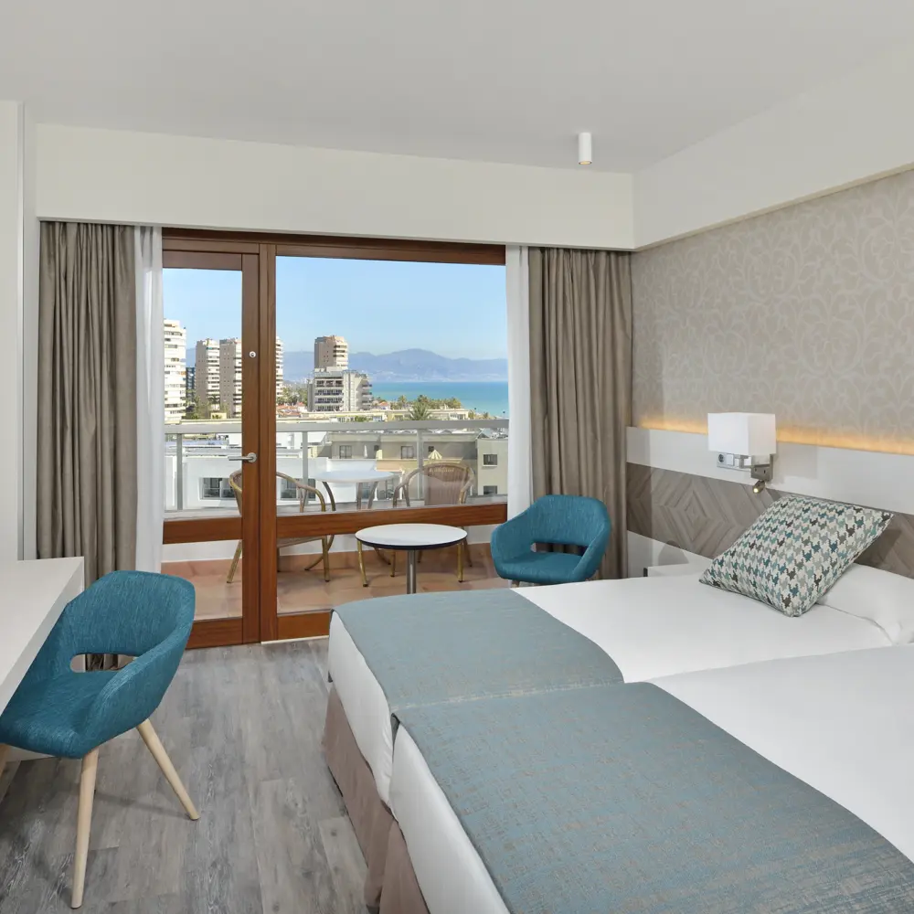 Une chambre avec deux lits simples et balcon à l'hôtel Sol Torremolinos Don Pablo en Espagne