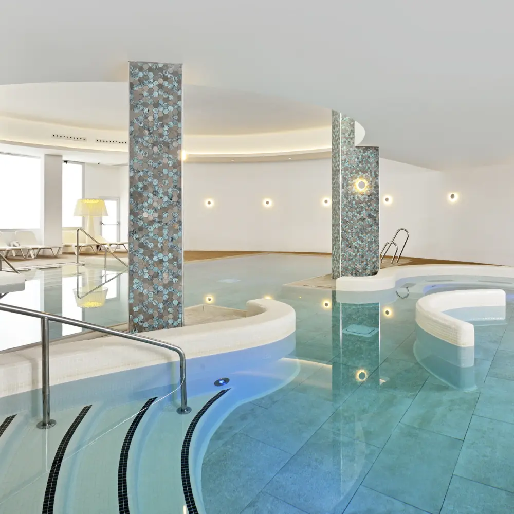 Une piscine intérieure en forme courbée à l'hôtel Sol Torremolinos Don Marco en Espagne