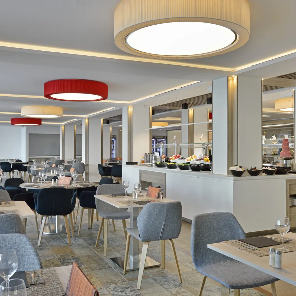 Une salle à manger d'un restaurant avec buffet déjeuner à l'hôtel Sol Torremolinos Don Marco en Espagne