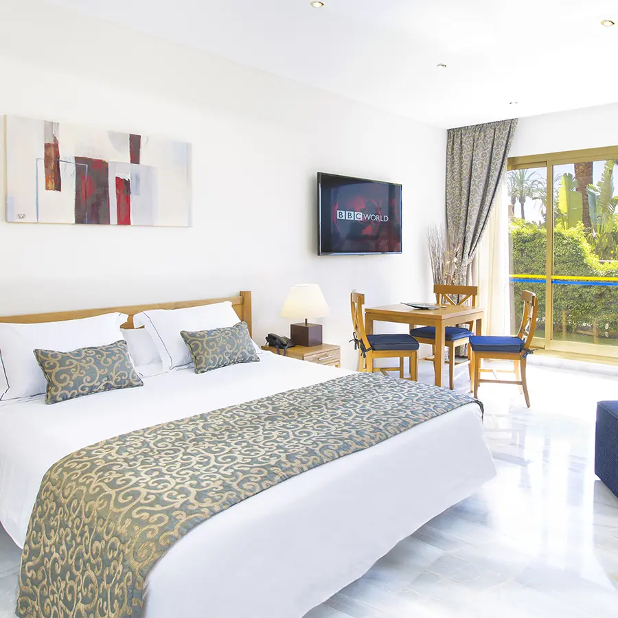 Une suite avec terrasse sur un jardin à l'hôtel Sunset Beach Club à Benalmadena en Espagne