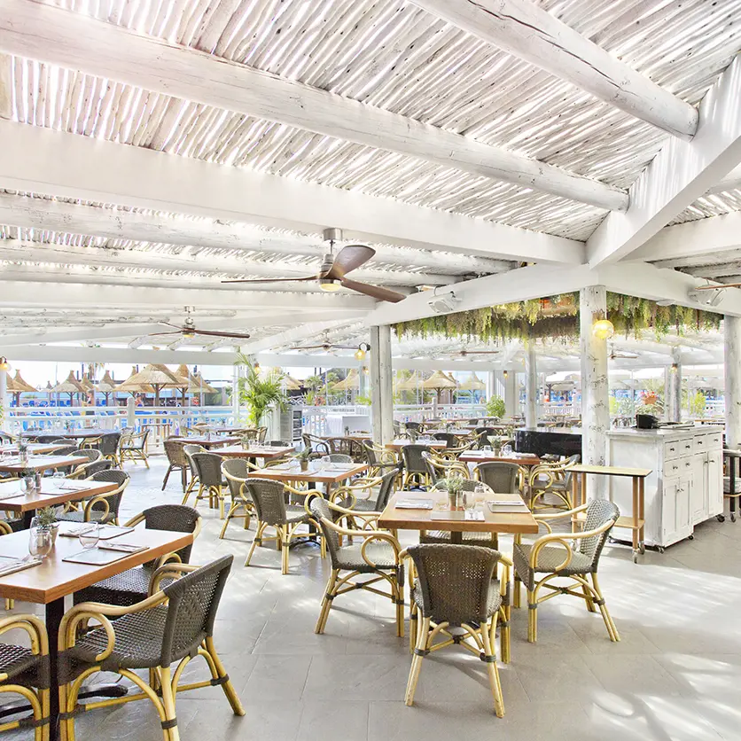 Un restaurant à aire ouverte à l'hôtel Sunset Beach Club à Benalmadena en Espagne