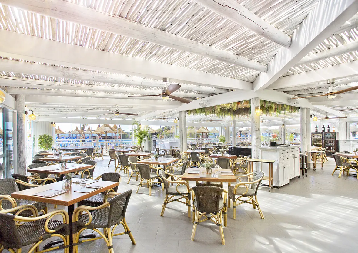 Un restaurant à aire ouverte à l'hôtel Sunset Beach Club à Benalmadena en Espagne