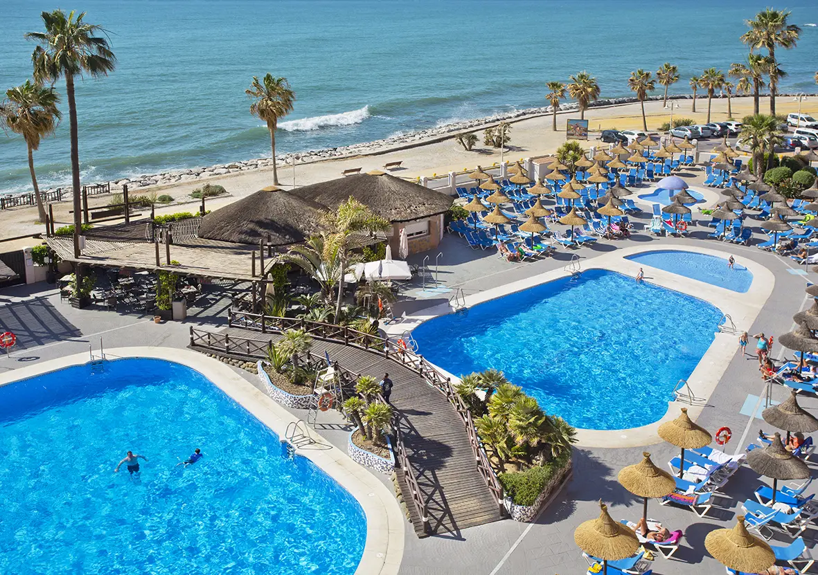 Vue sur les piscines extérieures en bord de plage de l'hôtel Sunset Beach Club à Benalmadena en Espagne