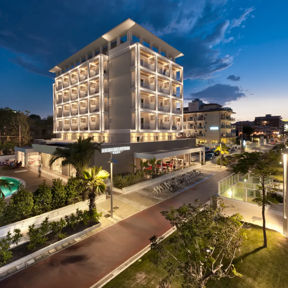 Vue en soirée sur la promenade en bord de mer de Riccione et sur l'hôtel Ambasciatori en Italie
