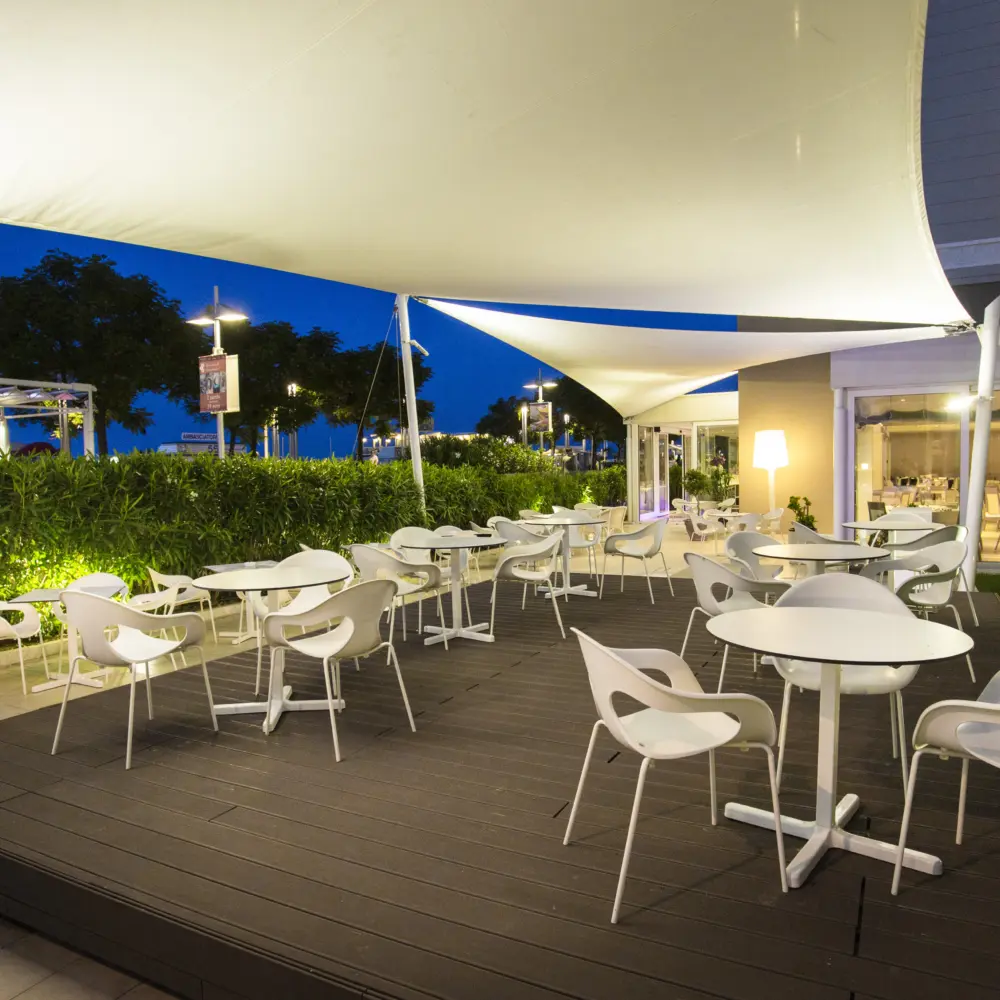 Une terrasse d'un restaurant en soirée à l'hôtel Ambasciatori à Riccione en Italie