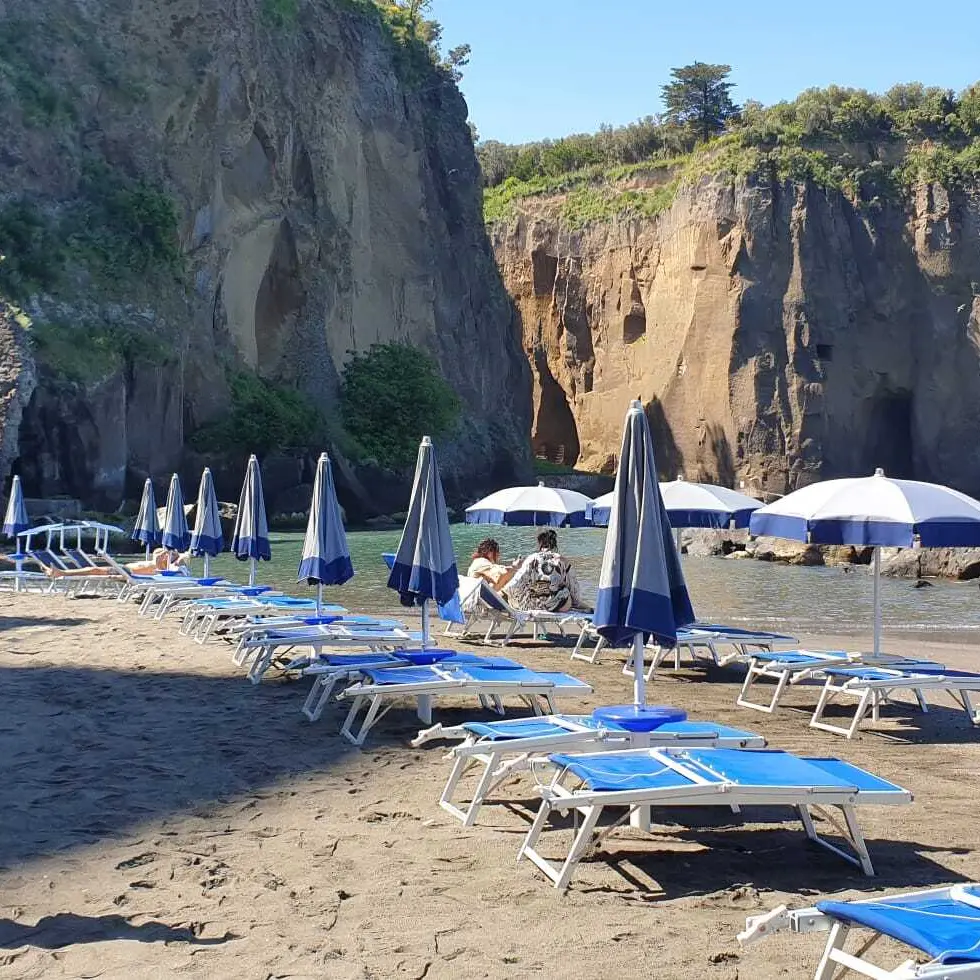 La plage de sable de l'hôtel Giosuè a Mare, à Meta di Sorrento en Italie