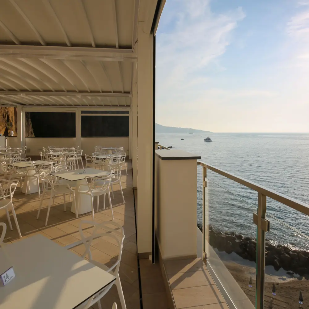 Le restaurant de l'hôtel Giosuè a Mare, face à la mer et le coucher de soleil, en Italie