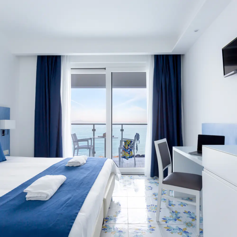 Une chambre avec vue mer à l'hôtel Giosuè a Mare à Meta di Sorrento en Italie