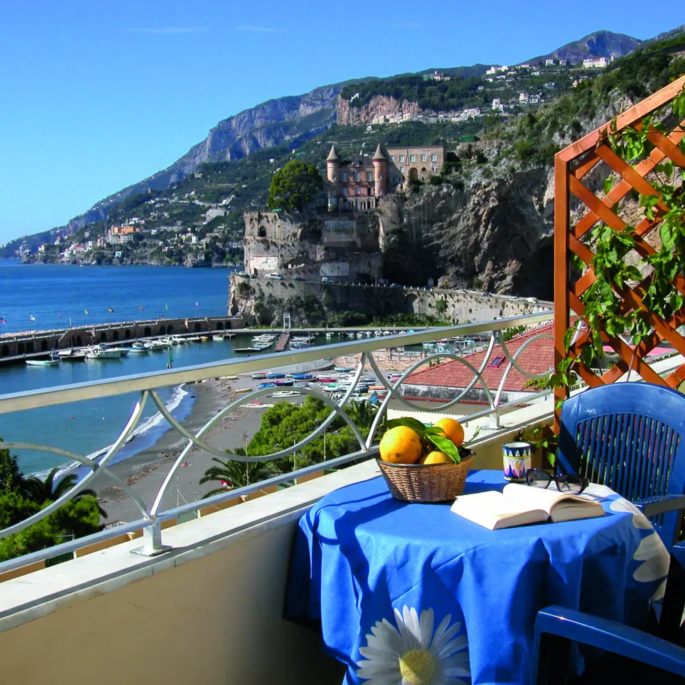 Un balcon avec vue sur la mer à l'hôtel Résidence Panoramic à Maiori en Italie