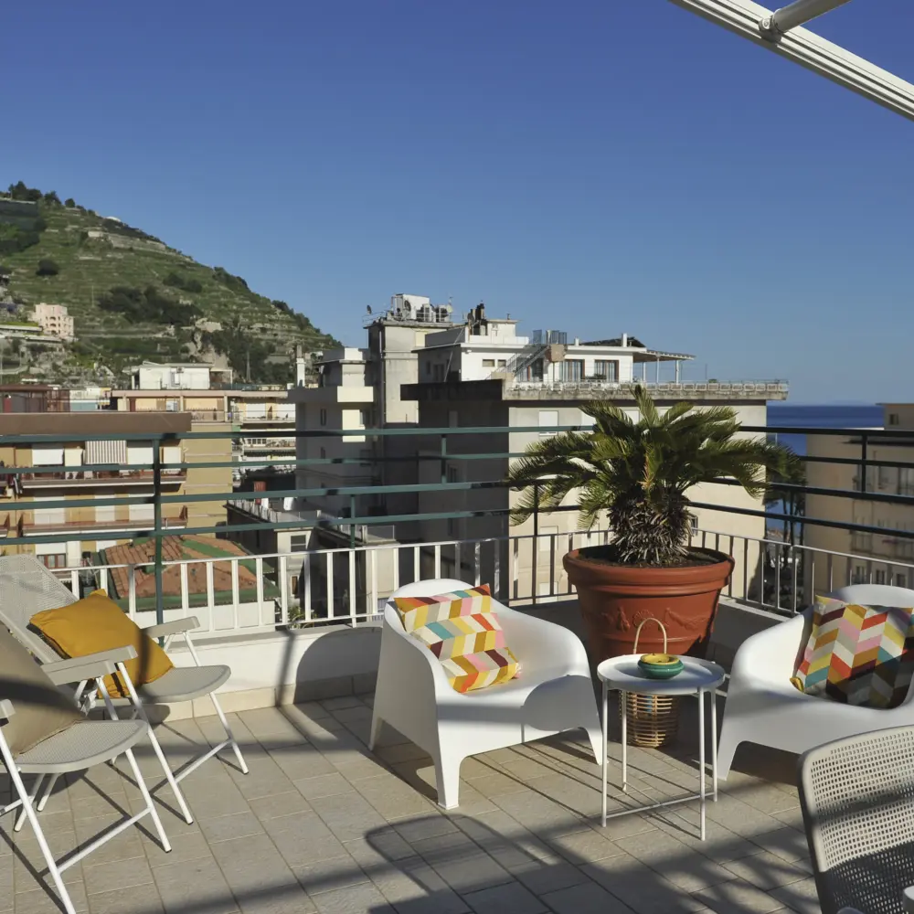 Une terrasse sur le toit de l'hôtel Résidence Panoramic à Maiori en Italie