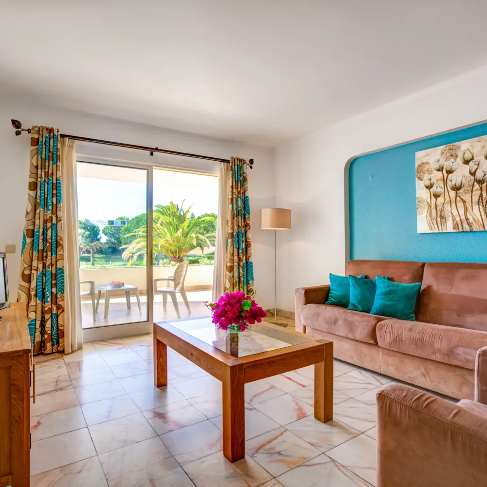 Un salon avec balcon à l'hôtel Jardim Do Vau à Portimao au Portugal