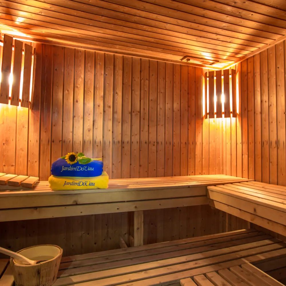 Un sauna en bois à l'hôtel Jardim Do Vau à Portimao au Portugal