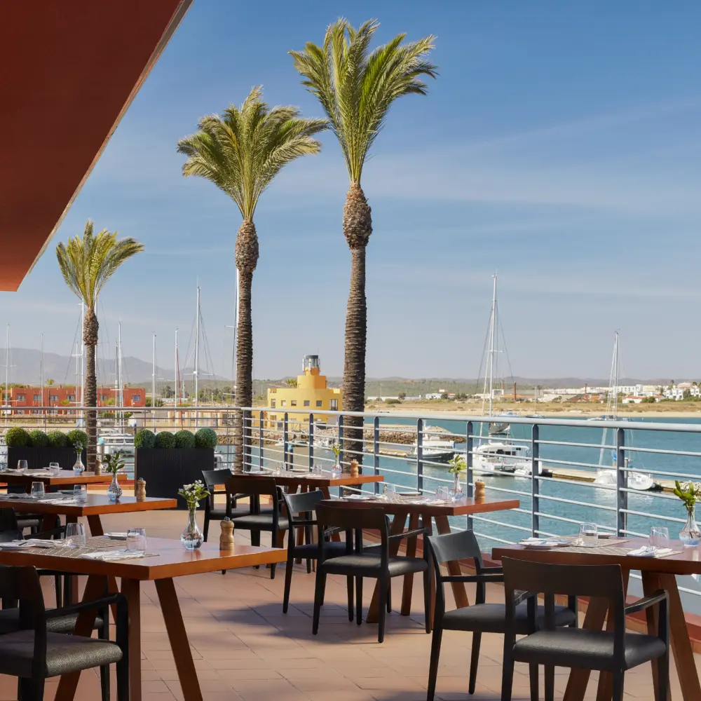 Une terrasse avec vue sur la mer à l'hôtel NH Marina Portimão Resort au Portugal
